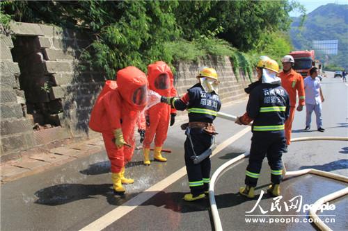 罐车30吨硝酸发生泄漏 云南盐津鏖战17小时成功处置